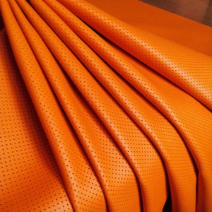 ITALIAANSE HELDER ORANJE kleur geperforeerde leren vellen Echt leerstuk Leer voor handwerk Geperforeerd leer Leer voor oorbellen