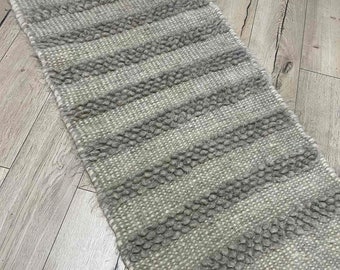 Grauer Handgefertigter Wollteppich, Gemütlicher Handgefertigter Wollteppich in Grau, Weicher und Umweltfreundlicher Grauer Teppich, Handgemacht mit Bio-Wolle, Ethnisches Wohnzimmer Teppich Design