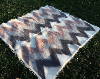 Handwoven Zigzag Wool Throw Blanket, Carpathian Lizhnyk