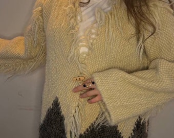 Stilweste, handgefertigter Woll-Cardigan, gemütliche Wollweste, die zu jeder Jahreszeit warm und stilvoll bleibt, vielseitige Wollweste, elfenbeinfarbene Wollweste, Wollweste