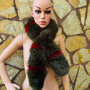LUXURIOUS Real Fox Fur Scarf Green Red – Cozy Winter Wrap – Luxurious, Sustainable Fashion Statement