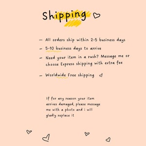 以下が含まれることがあります： 桃色の背景に手書きのメモがあり、黒色の「Shipping」という単語が黄色で強調されています。メモには、発送時間、速達注文、および損傷による交換に関する詳細が含まれています。
