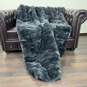 PRECIOSA manta de piel de conejo Rex gris real • Alfombra grande de piel • Alfombra de piel de conejo • Piel de conejo de cultivo ético y orgánico • Decoración escandinava