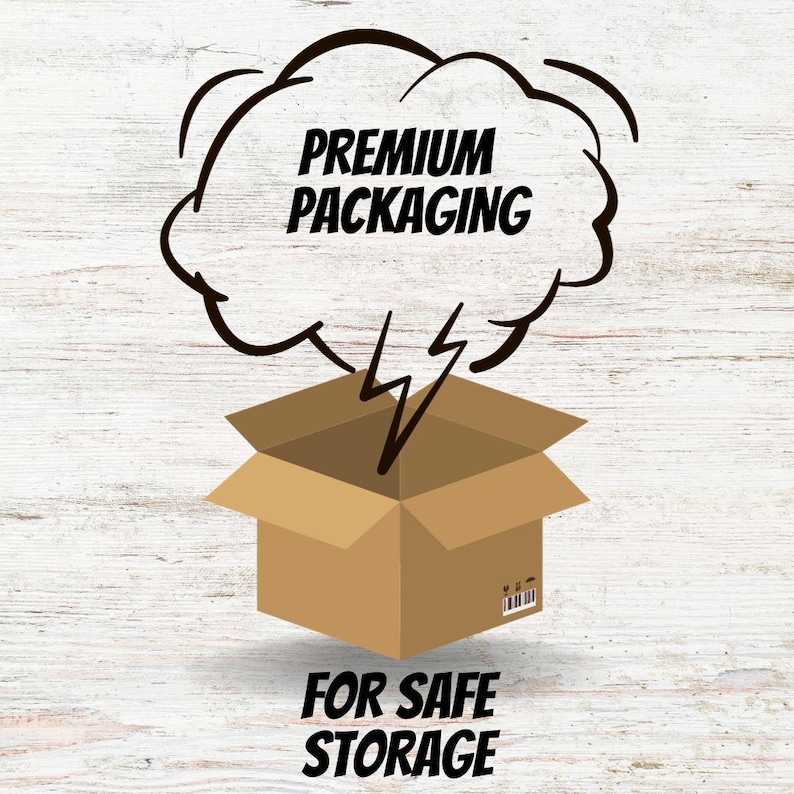 Puede incluir: Una caja de cart&oacute;n marr&oacute;n con las solapas superiores abiertas, sobre un fondo blanco con vetas de madera. Encima de la caja, una nube negra contiene las palabras "PREMIUM PACKAGING". Debajo, el texto dice "FOR SAFE STORAGE".