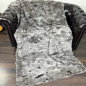 LINDA manta de pele de coelho Rex cinza real • Tapete grande de pele • Tapete de pele de coelho • Pele de coelho cultivada de forma ética e orgânica • Decoração escandinava