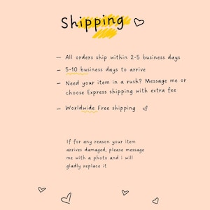 Op de afbeelding: Een handgeschreven notitie op een perzikachtergrond met het woord "Shipping" in zwart schrift, geaccentueerd met geel. De notitie bevat opsommingstekens over orderverwerking en wereldwijde gratis verzending, met kleine hartjeskrabbels.