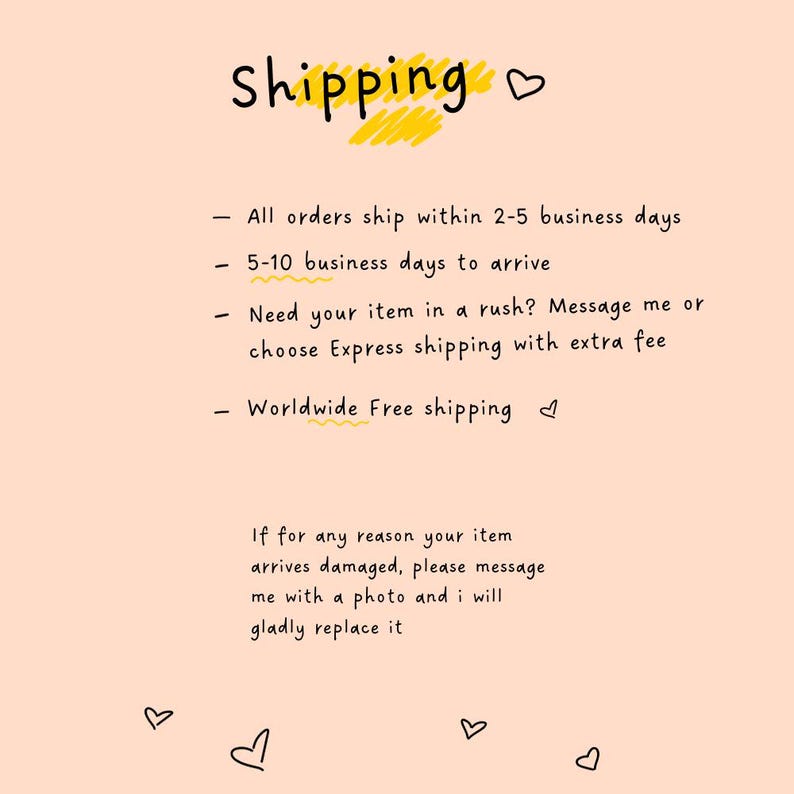 Op de afbeelding: Een handgeschreven notitie op een perzikachtergrond met het woord "Shipping" in zwart schrift, geaccentueerd met geel. De notitie bevat opsommingstekens over orderverwerking en wereldwijde gratis verzending, met kleine hartjeskrabbels.