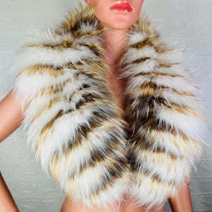 Vacker mjuk rävpälshalsduk vit gyllene, elegant fluffig pälssjal, lyxig varm pälsstola