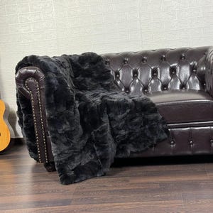 Manta de piel de conejo auténtica de DOBLE CARA, color negro • Funda de sofá y colcha de piel personalizada y hecha a mano • Manta vintage de piel de conejo