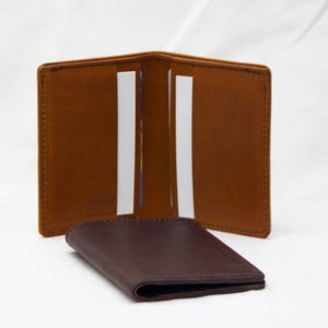Cartera cuero hombre con tarjetero. Cartera de piel hecha a mano, completa para llevar todo lo necesario.