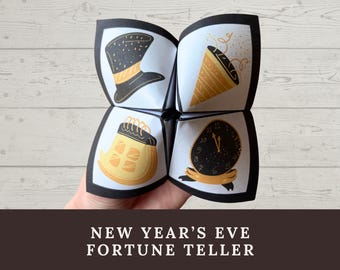Può includere: Un indovino di carta con illustrazioni a tema Capodanno che includono un cilindro nero, un coriandolo dorato, un calendario di fine anno e un orologio che segna la mezzanotte, il tutto delineato in nero su carta bianca.
