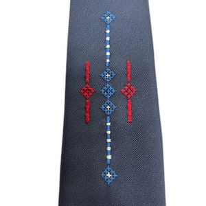 Vtg 60 Skinny Blue Gray Neck Tie w/ Embroidery Design