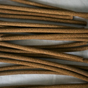 Close-up of hand-rolled rhododendron incense sticks, highlighting their natural texture and toxin-free, eco-friendly composition