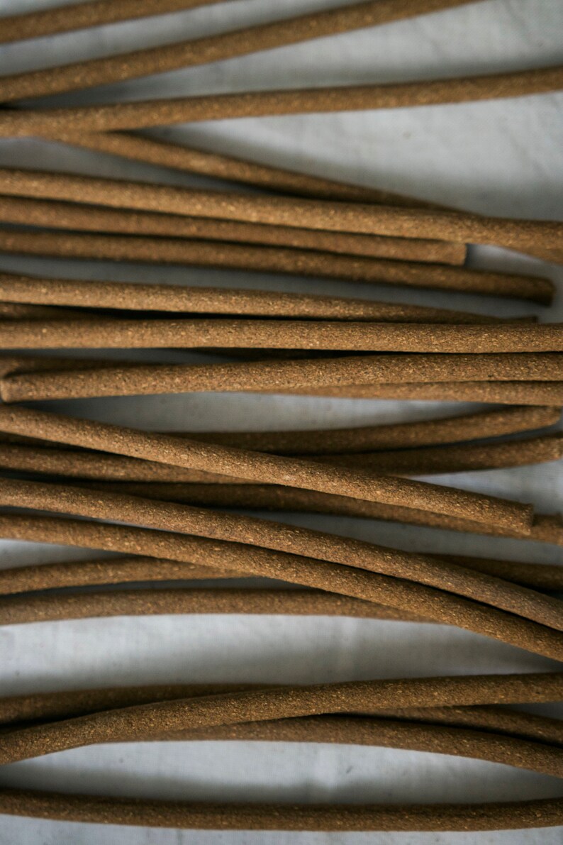 Close-up of hand-rolled rhododendron incense sticks, highlighting their natural texture and toxin-free, eco-friendly composition