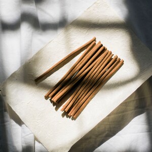 Close-up of hand-rolled rhododendron incense sticks, highlighting their natural texture and toxin-free, eco-friendly composition