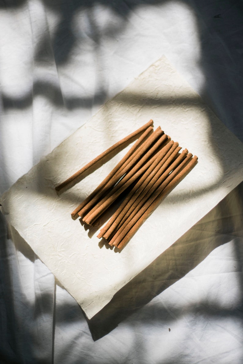 Close-up of hand-rolled rhododendron incense sticks, highlighting their natural texture and toxin-free, eco-friendly composition