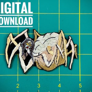 Pode incluir: Um emblema bordado apresentando uma criatura estilizada com múltiplos membros pálidos, uma cabeça escura com olhos amarelos e um corpo grande e texturizado em branco e dourado. O texto DIGITAL DOWNLOAD está impresso em branco sobre uma base verde.