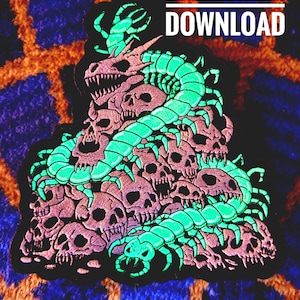 Puede incluir: Un gráfico de descarga digital que muestra una pila de calaveras rosas entrelazadas con un ciempiés largo, segmentado y de color verde menta brillante. El diseño está sobre un fondo negro e incluye el texto blanco DIGITAL DOWNLOAD.