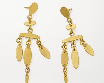 Puede incluir: Un par de pendientes dorados. Cada pendiente presenta un perno, conectado a una serie de colgantes ovalados y en forma de lágrima suspendidos por delicadas cadenas. Los pendientes tienen un diseño de araña.