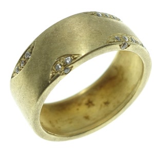 Brede gouden band bezet met witte diamanten - ring voor dames - dikke gouden ring - brede gouden trouwring dames - gouden trouwring - artistiek