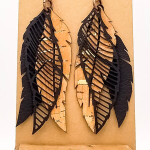 Boucles d'oreilles plumes en cuir 3 couches, boucles d'oreilles bohèmes, boucles d'oreilles en cuir superposées, grandes boucles d'oreilles plumes, plumes franges, franges en cuir
