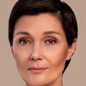 Peut inclure: Portrait rapproch&eacute; d'une femme aux cheveux courts et bruns fonc&eacute;s. Elle a une expression neutre sur le visage et regarde directement la cam&eacute;ra. Sa peau est lisse et ses yeux sont bruns.