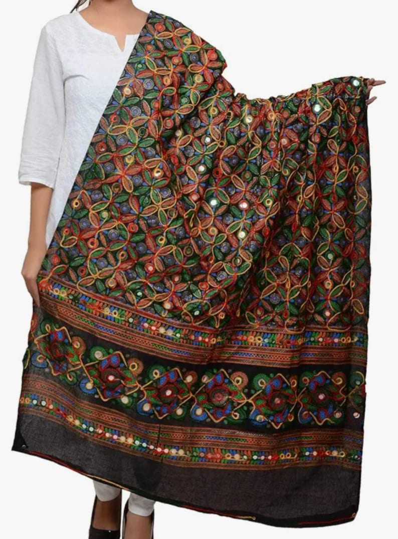 Peut inclure: Un ch&acirc;le noir brod&eacute; avec des fils color&eacute;s et des embellissements en miroir. Le ch&acirc;le pr&eacute;sente un motif g&eacute;om&eacute;trique avec un design floral.