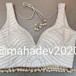 Vit färdigsydd blus med kraftiga pärlor Designersari-blus Cocktailparty Bröllop Indisk brudsari Choli Crop Top Kjol Brudtärneblus