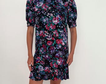 80s vintage purple floral print short ruffled mini dress – small | made in canada retro funky bold puff shoulders sleeved rayon sundress