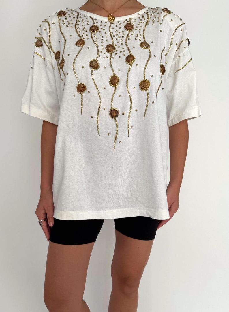 80s white embellished seashell novelty vacation souvenir tee shirt – large | retro hand painted gold glitter funky boxy unisex cotton tshirt