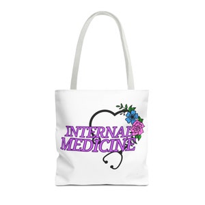 Puede incluir: Bolsa de tela blanca con un diseño morado que dice "INTERNAL MEDICINE" con un estetoscopio y flores.