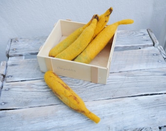 Voor de winkel en de poppenkeuken - banaan - 100% wol - handgemaakt