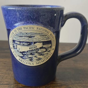 Mug historique en céramique Deneen, Mémorial national du Pacifique de la Seconde Guerre mondiale, USS Arizona bleu