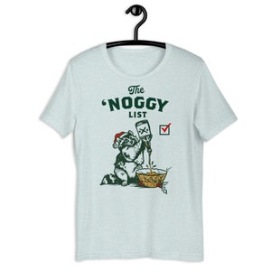 La camiseta unisex &#39;Noggy List&#39;. Divertido amante del ponche de huevo Navidad Santa mapache camisa regalo / festivo espíritu de vacaciones cóctel bebiendo camisa