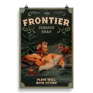 Könnte beinhalten: Ein Vintage-Plakat für "The Frontier Juniper Soap". Das Plakat zeigt einen Mann in einem rot-schwarzen karierten Hemd und Hut, der sich in einem heißen Quell mit einem Bier entspannt. Ein Flussotter sitzt in der Nähe auf einem Felsen. Der Text "Plays Well With Otters" befindet sich am unteren Rand des Plakats.