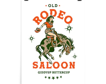 Pode incluir: Uma ilustração de estilo vintage de uma mulher montando um cavalo que se encabrita com o texto "Old Rodeo Saloon" e "Giddyup Buttercup" em laranja e verde.