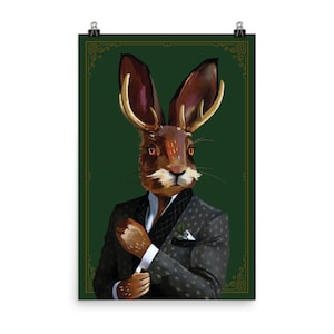 Puede incluir: Un conejo marrón con cuernos que lleva un traje gris oscuro estampado con una camisa blanca y una flor verde en el bolsillo. El conejo está de pie sobre un fondo verde oscuro.