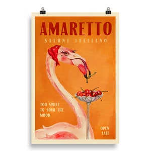 Vintage Art Deco Amaretto Plakat. Cooler Likördruck Eines Flamingos, der eine Kirsche isst und Stammknoten bindet. Retro Alkohol Küche & Bar Wandkunst