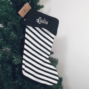 Meia de Natal personalizada, gótica, assustadora, presente, bruxa, escura, preta, natal, temporada assustadora, gótico, bordado