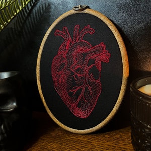 Anatomisches Herz Embroidery Hoop Art, Gothic, Spooky, Home and Living Decor, Wandbehang