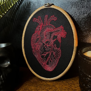 Anatomisches Herz Embroidery Hoop Art, Gothic, Spooky, Home and Living Decor, Wandbehang