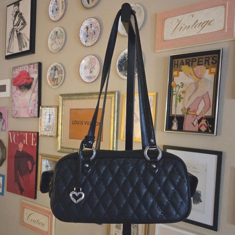 Bolso de hombro acolchado Brighton Baguette de cuero negro con dije de corazón Y2K imagen 1
