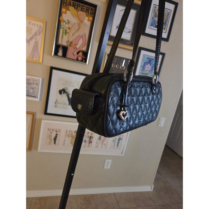 Bolso de hombro acolchado Brighton Baguette de cuero negro con dije de corazón Y2K imagen 4