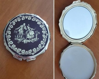 Vintage Japan Gold Tone Courting Couple Scalloped Powder Compact Mirror
