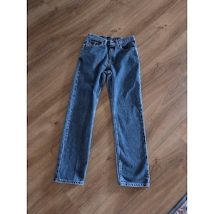 Pantalones vaqueros Wrangler Vintage de corte recto y ajuste regular, lavado medio, color azul, talla 30x32. imagen 2