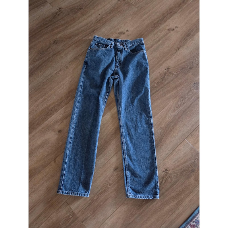 Pantalones vaqueros Wrangler Vintage de corte recto y ajuste regular, lavado medio, color azul, talla 30x32. imagen 2