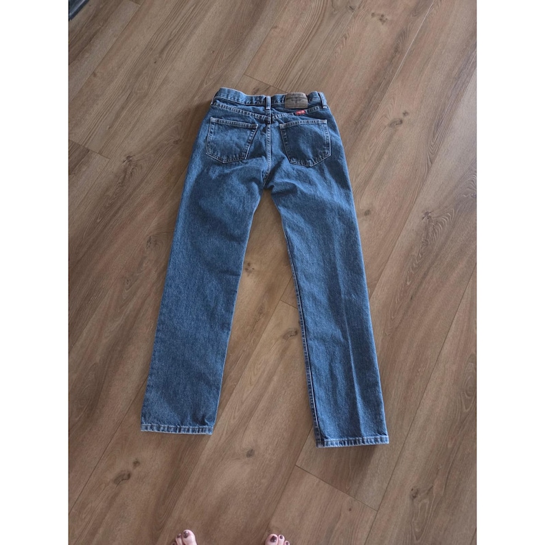 Pantalones vaqueros Wrangler Vintage de corte recto y ajuste regular, lavado medio, color azul, talla 30x32. imagen 4