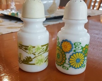 Vintage Milk Glass Salt and Pepper Shakers Retro Floral Daisy Set 70s MCM