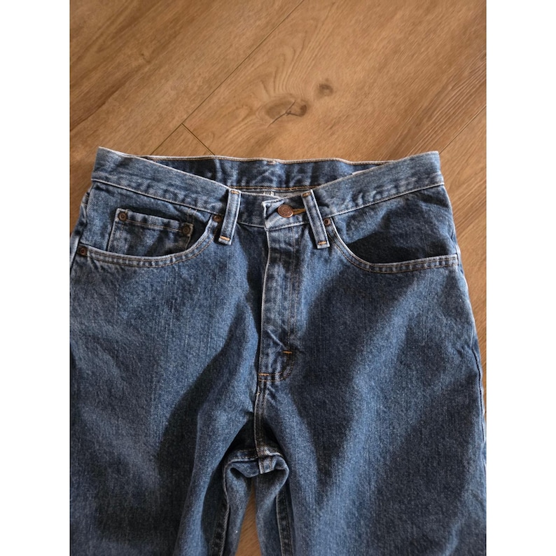 Pantalones vaqueros Wrangler Vintage de corte recto y ajuste regular, lavado medio, color azul, talla 30x32. imagen 3