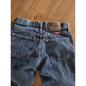 Pantalones vaqueros Wrangler Vintage de corte recto y ajuste regular, lavado medio, color azul, talla 30x32. imagen 5
